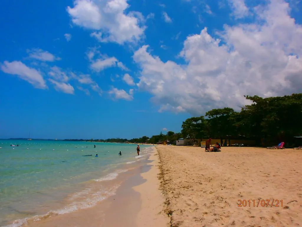 נגריל Coral Seas Beach מלון